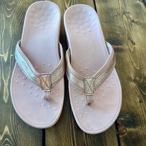 Vionic Hightide sandals size 9 in rose gold excellent condition